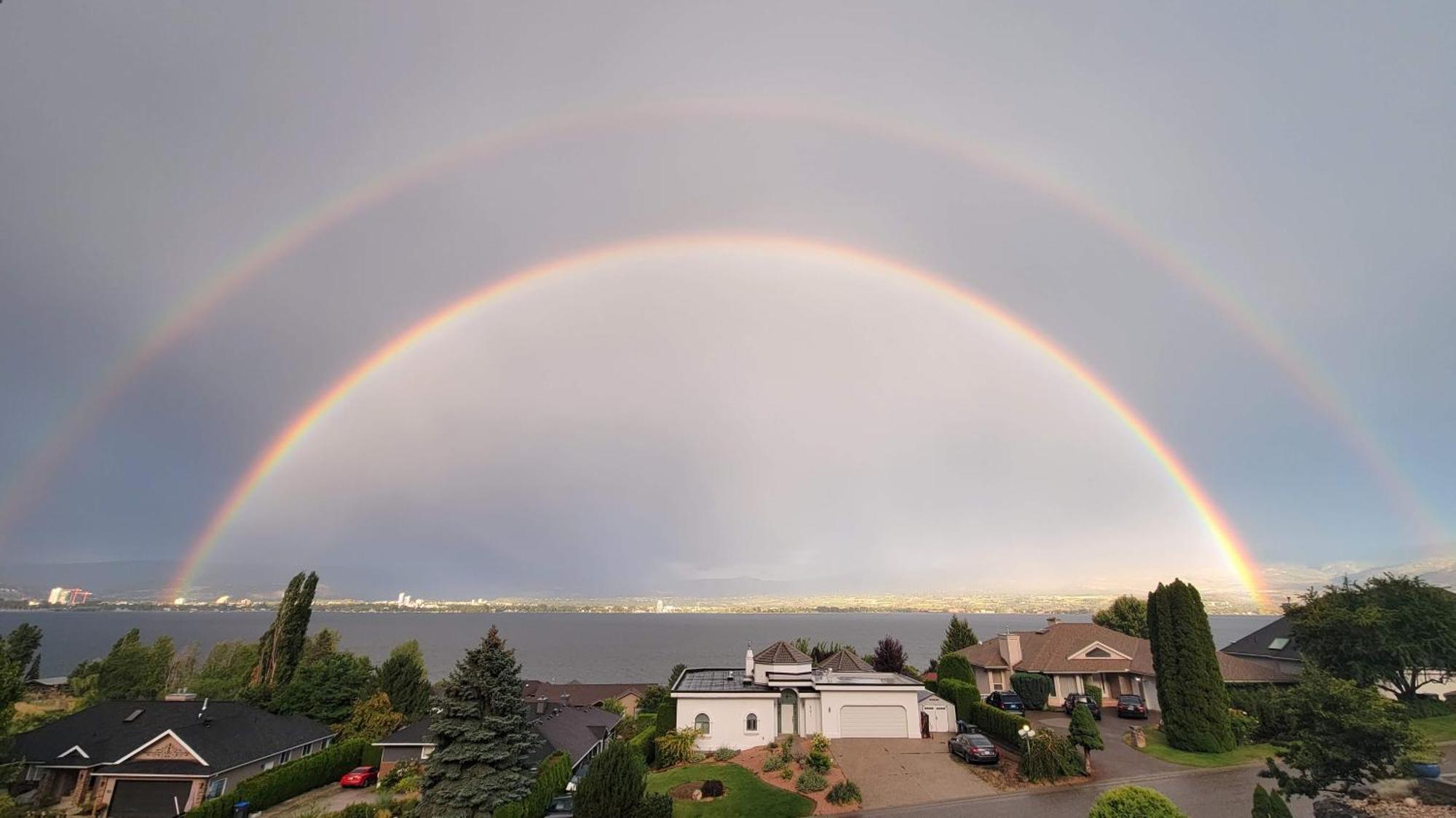 湖景绿洲住宿加早餐旅馆 West Kelowna 外观 照片
